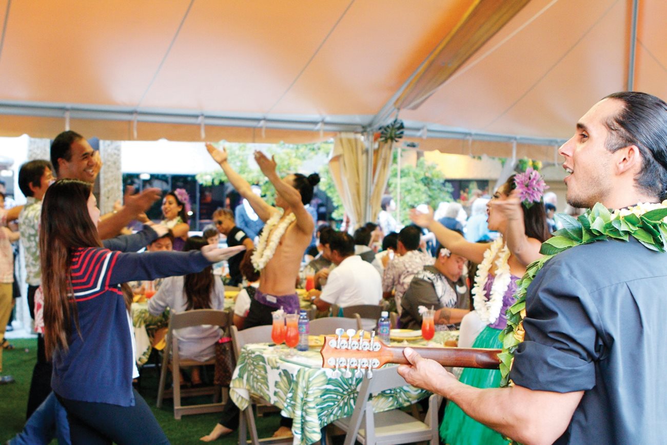 5:30 pm: Luau Welcome at Outdoor Hawaiian Pavilion