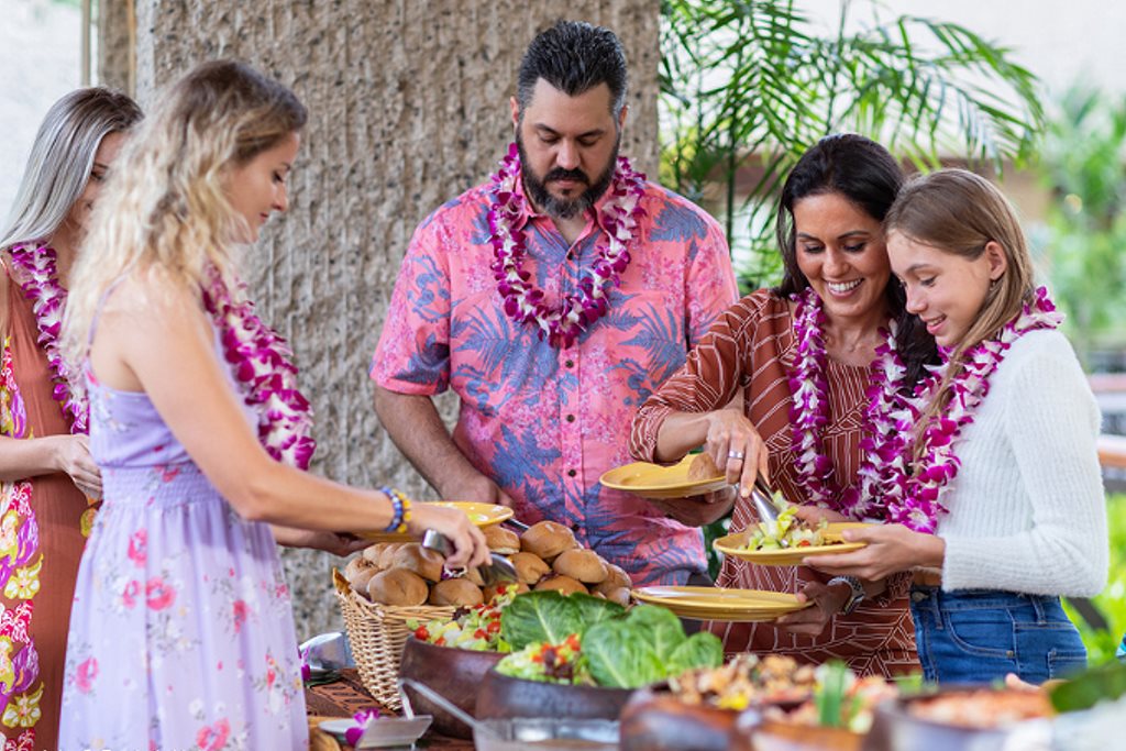 5:40-7:30 pm: Buffet Dinner, Live Hawaiian Music and Hula 